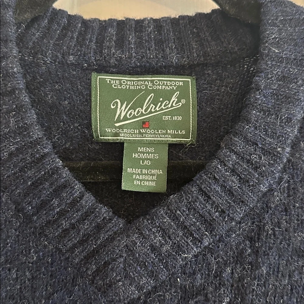 Wool rich men’s v neck 100% wool sweater size large elbow pads